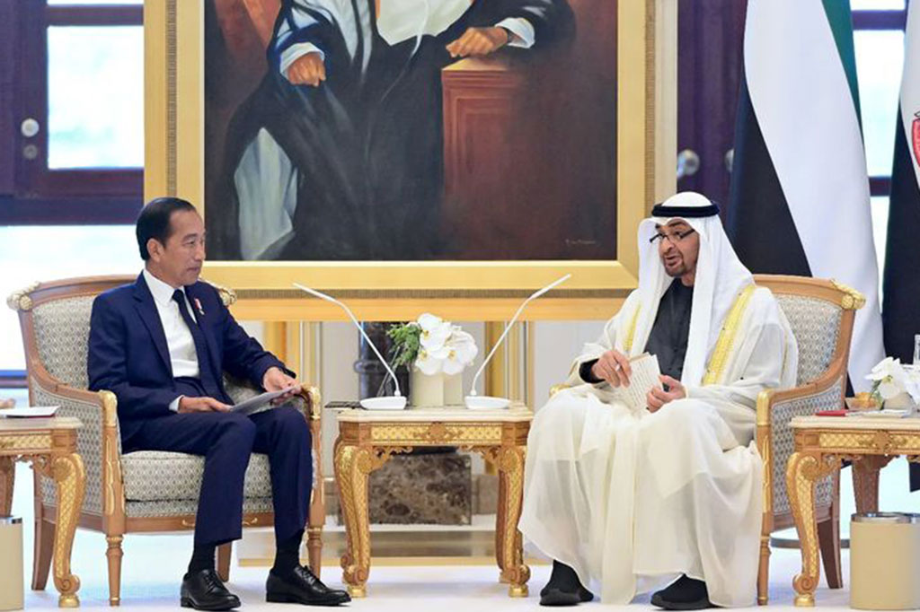 Presiden Joko Widodo mengadakan pertemuan bilateral dengan Presiden Mohamed bin Zayed Al Nahyan (MBZ) di Qasr Al Watan, Abu Dhabi, pada Rabu, 17 Juli 2024. Jokowi mengangkat empat isu utama, yakni kerja sama perdagangan, kerja sama investasi strategis, kerja sama energi bersih dan iklim, serta kerja sama sosial budaya.