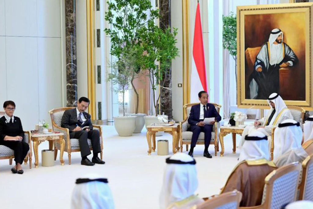 Ketiga, terkait kerja sama iklim dan energi bersih, Jokowi mengapresiasi dukungan investasi 145 megawatt pembangkit listrik tenaga surya terapung di Cirata, yang akan dikembangkan hingga 500 megawatt.