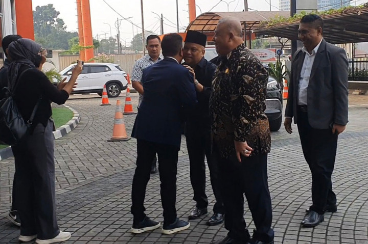  Ilham tiba pukul 08.23 WIB. Dia disambut oleh Sekretaris Jenderal (Sekjen) Partai NasDem Hermawi Taslim dan pelaksana tugas (Plt) Ketua Dewan Pimpinan Wilayah (DPW) PKS Jawa Barat Iwan Suryawan. 