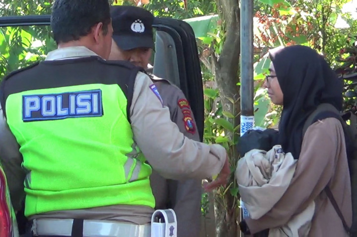 Mereka mendatangi rumah itu setelah mendapat laporan, ada tiga anak gadis yang tidak boleh keluar rumah selama tiga hari oleh ayahnya. Namun ayah dari ketiga anak gadis itu membantah, telah melakukan tindakan pengekangan pada anak-anaknya.