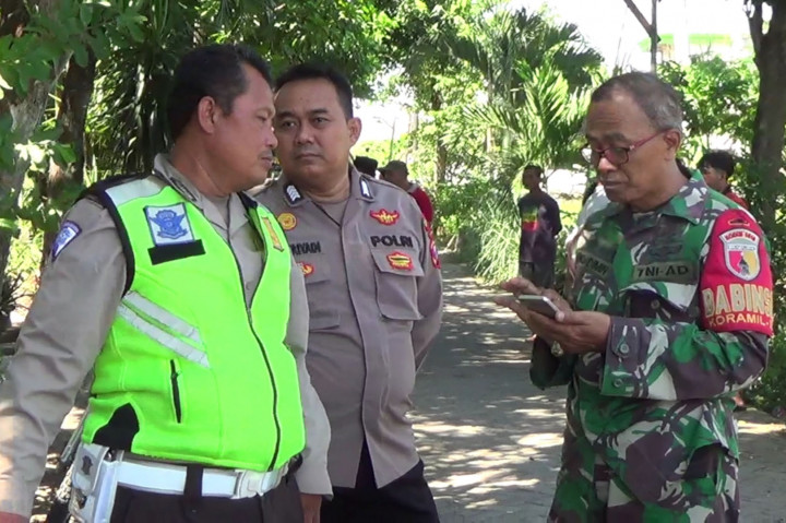 Petugas gabungan mengevakuasi tiga anak gadis dari rumahnya, di Dusun Patar Kidul Desa Sambungrejo, Kecamatan Sukodono Kabupaten Sidoarjo, Rabu, 17 Juli 2024. Ketiga anak gadis itu dievakuasi setelah tidak boleh keluar rumah atau diduga disekap sendiri oleh ayahnya.