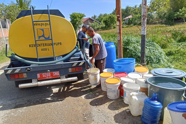 Musim kemarau yang ekstrem membawa dampak kekeringan di 25 desa di dua kecamatan di Kabupaten Aceh Besar, Aceh. Untuk membantu masyarakat yang terdampak, 945.500 liter air bersih didistribusikan.