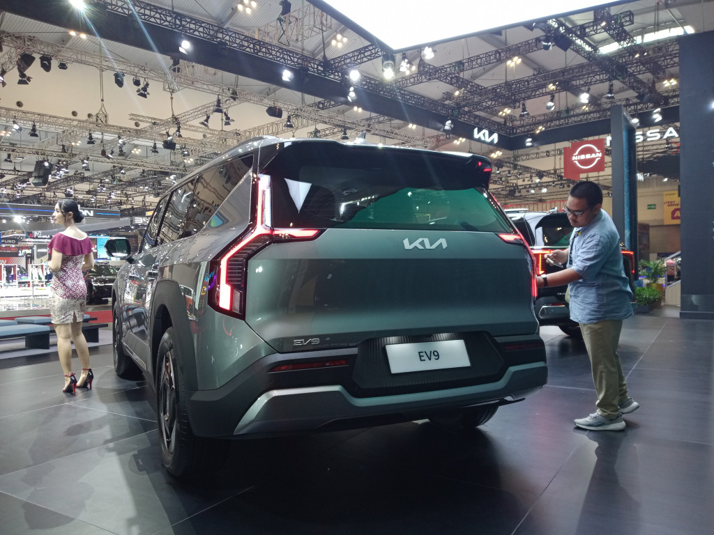 EV9 Earth yang memiliki fitur keselamatan lengkap ini dibanderol seharga Rp1, 555 miliar.