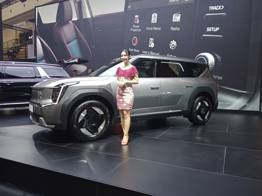 PT Kreta Indo Artha (KIA) meluncurkan tiga model terbarunya, yakni Kia EV9 varian Earth, The New Kia Carnival Hybrid, dan The New Kia Seltos di pameran GAIKINDO Indonesia International Auto Show (GIIAS) 2024 di ICE BSD, Tangerang, Banten.