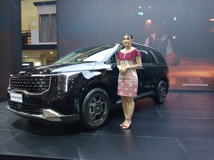 Selanjutnya, Carnival Hybrid bermesin 1.600cc turbo yang memiliki tenaga 245hp dan torsi sebesar 367nm dibanderol dengan harga Rp1,388 miliar.    