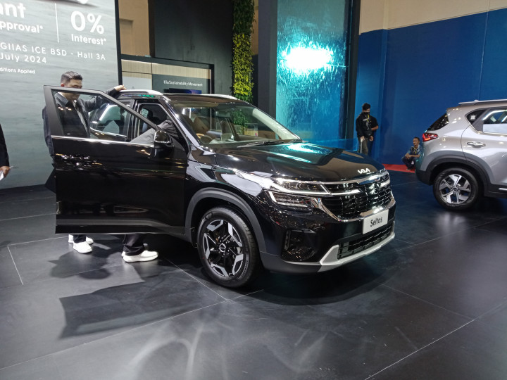 The New Kia Seltos hadir dengan desain yang lebih segar dan sporty, serta dilengkapi dengan berbagai fitur modern seperti Panoramic Sunroof dan fitur keselamatan aktif ADAS. Tidak hanya itu, Kia Seltos kini juga memiliki pilihan mesin baru yaitu 1.500cc dan 1.500cc turbo.