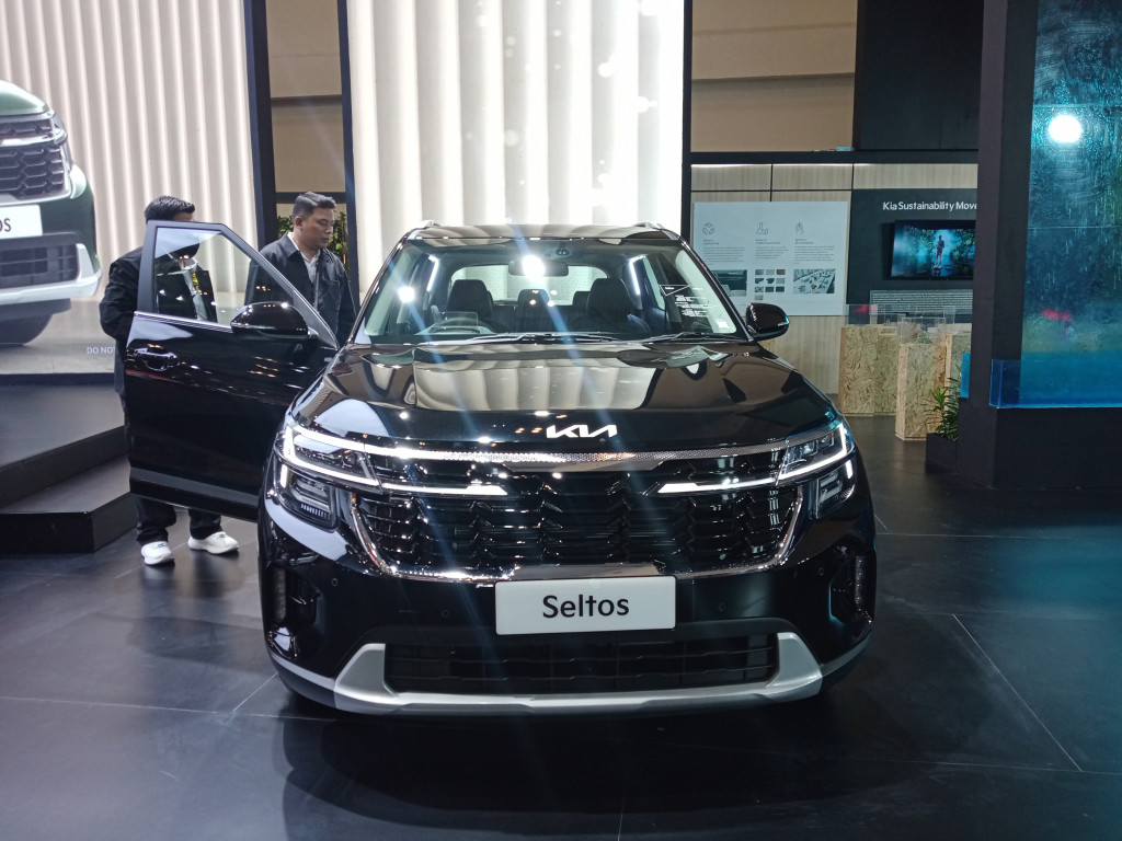New Kia Seltos Premiere 1.5 turbo dibanderol dengan harga Rp525 juta. Sedangkan Kia Seltos Premiere 1.5 dibanderol seharga Rp425 juta.