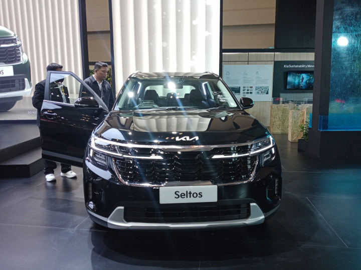 New Kia Seltos Premiere 1.5 turbo dibanderol dengan harga Rp525 juta. Sedangkan Kia Seltos Premiere 1.5 dibanderol seharga Rp425 juta.