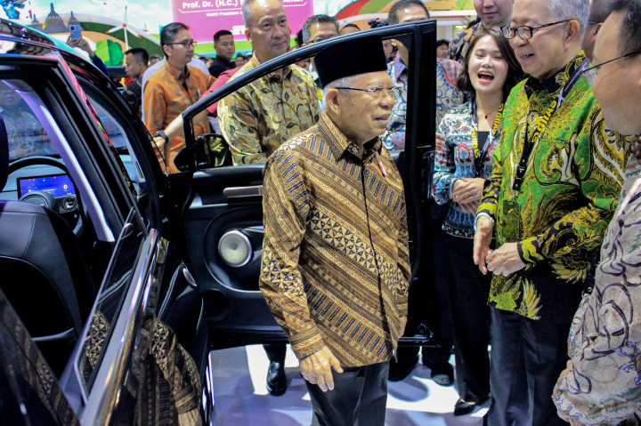 Selain itu, kata Wapres lagi, industri otomotif juga dituntut dapat lebih adaptif pada peningkatan kepedulian masyarakat terhadap lingkungan melalui pengembangan teknologi otomotif ramah lingkungan seperti kendaraan listrik.
