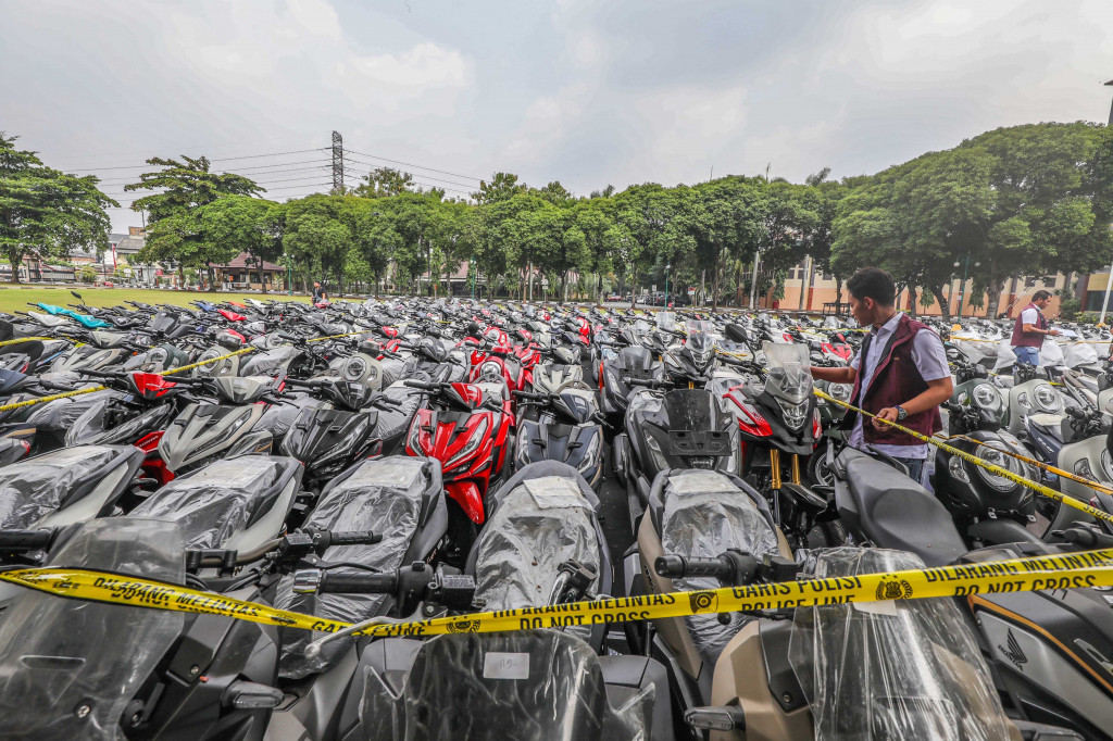 Ia menyebut inisial para tersangka itu adalah NT selaku debitur, ATH selaku debitur, WRJ selaku penadah, HS selaku penadah, FI selaku perantara (pencari penadah), HM selaku perantara, dan WS selaku eksportir.