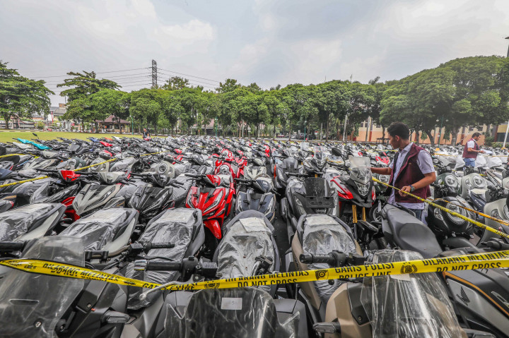 Ia menyebut inisial para tersangka itu adalah NT selaku debitur, ATH selaku debitur, WRJ selaku penadah, HS selaku penadah, FI selaku perantara (pencari penadah), HM selaku perantara, dan WS selaku eksportir.