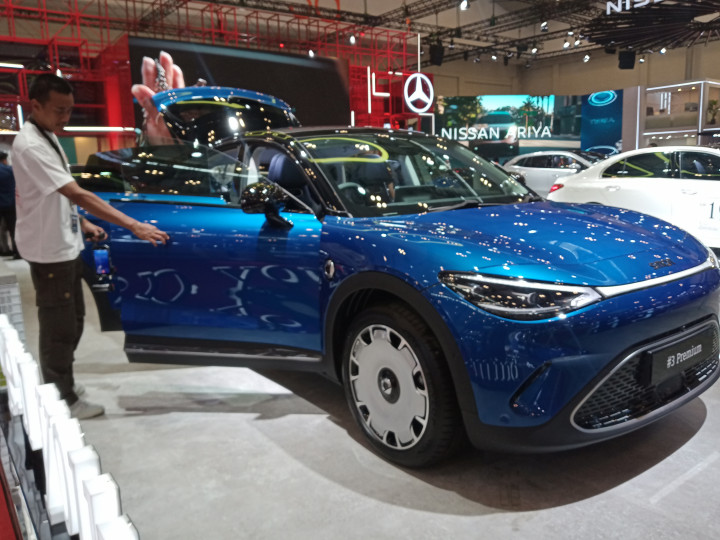 The All-New Nissan Serena e-POWER memberikan torsi maksimal yang mencapai 315 Nm dan limpahan tenaga puncak hingga 163 PS. Dengan mengisi penuh bahan bakar, MPV 7-seater ini diklaim mampu menempuh jarak jauh tanpa perlu kekhawatiran mengenai tersedianya SPKLU dalam perjalanannya.