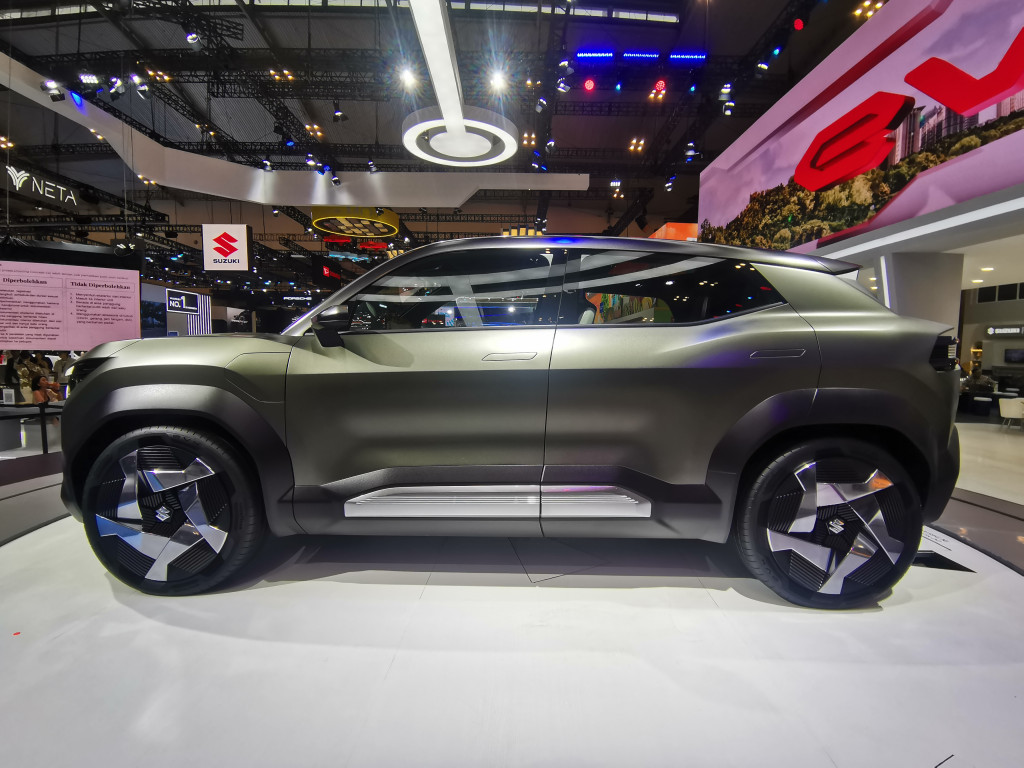 Suzuki percaya untuk menghadapi tantangan isu lingkungan global, perlu menyediakan berbagai alternatif kendaraan bagi kebutuhan pelanggan melalui multi-pathway strategy, salah satunya adalah melalui mobil listrik (BEV).