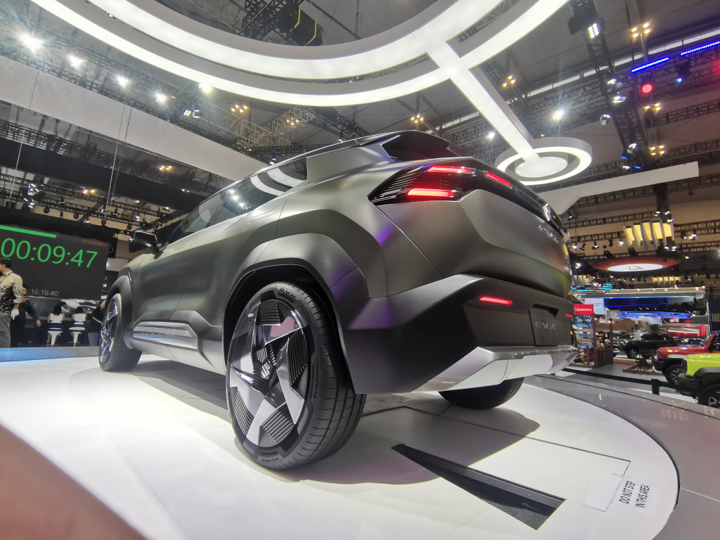 Tema yang diusung oleh eVX adalah High-tech x Adventure, yaitu perpaduan antara teknologi tinggi dengan siluet SUV yang kuat. Pengembangan yang tengah dikerjakan bertujuan agar BEV Suzuki sanggup berjalan dengan penuh tenaga tidak hanya di perkotaan namun juga di medan offroad. 