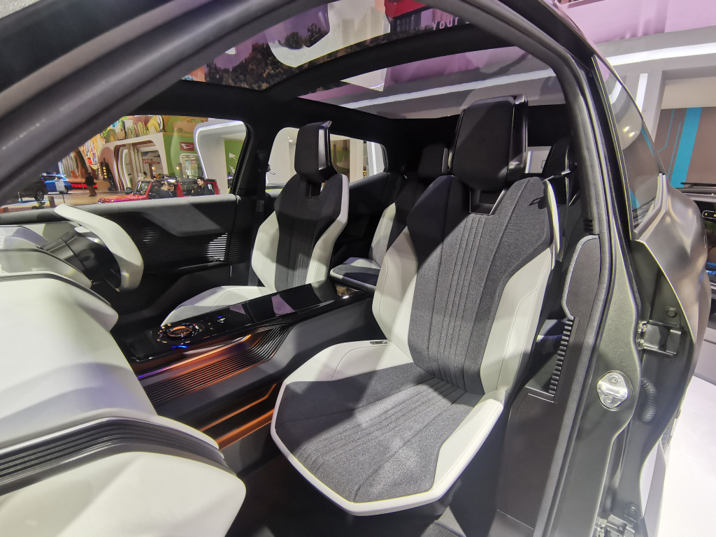 Pemanfaatan keuntungan platform BEV membuat ruang interior eVX jadi lapang. Kesan ketangguhan sebuah SUV diekspresikan lewat tough seat shape. Selain itu, kecanggihannya tervisualisasikan lewat large seamless display and the dial shift, sehingga benar-benar mencerminkan High-tech x Adventure.