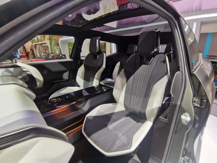 Pemanfaatan keuntungan platform BEV membuat ruang interior eVX jadi lapang. Kesan ketangguhan sebuah SUV diekspresikan lewat tough seat shape. Selain itu, kecanggihannya tervisualisasikan lewat large seamless display and the dial shift, sehingga benar-benar mencerminkan High-tech x Adventure.