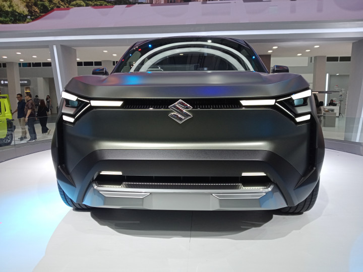 Garis tubuh pada sisi eksterior mengekspresikan kekuatan dan ketangguhan SUV dengan dimensi yang pas, yaitu dengan panjang 4.300 mm, lebar 1.800 mm dan tinggi 1.800 mm.