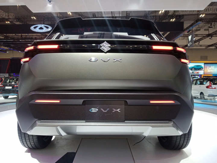 Selain itu, eVX akan dilengkapi sistem penggerak roda EV 4WD ALLGRIP  terbaru yang merupakan evolusi khusus mobil listrik dari sistem yang telah dikembangkan Suzuki di masa lalu. Lebih lengkapnya, konsep mobil listrik hadir dengan jangkauan jarak hingga 500 KM untuk membawa Anda kemanapun, baik di dalam kota maupun medan offroad. 