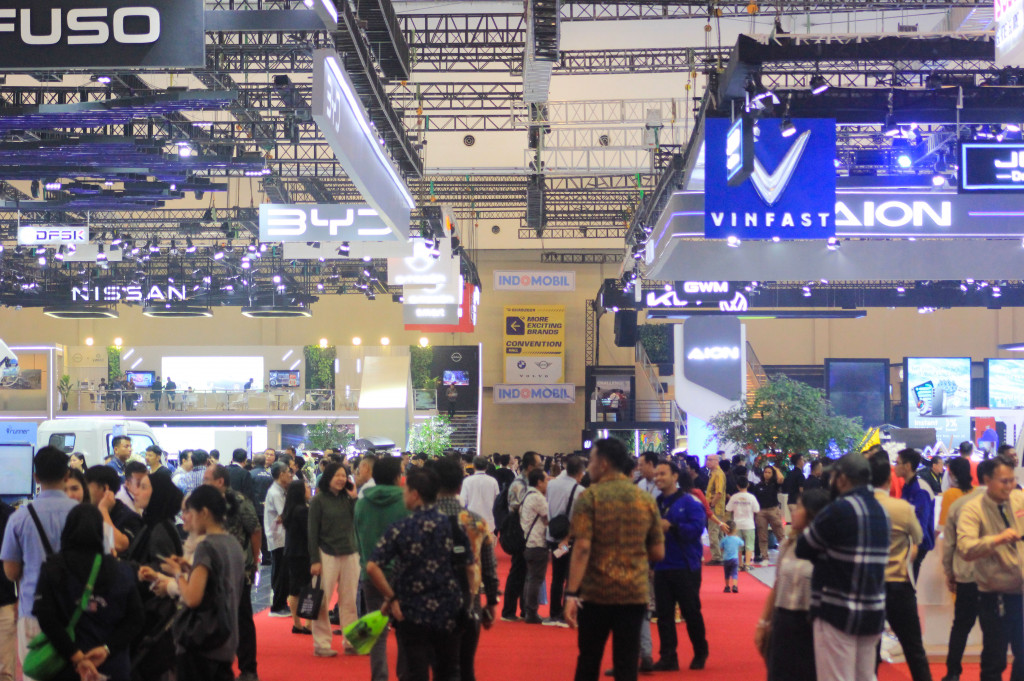Pameran otomotif Gaikindo Indonesia International Auto Show (GIIAS) 2024 yang digelar di ICE BSD, Tangerang, Banten ramai didatangi pengunjung pada hari pembukaannya, Kamis, 18 Juli 2024.