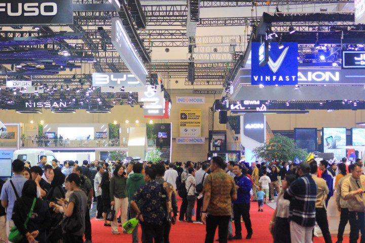 Pameran otomotif Gaikindo Indonesia International Auto Show (GIIAS) 2024 yang digelar di ICE BSD, Tangerang, Banten ramai didatangi pengunjung pada hari pembukaannya, Kamis, 18 Juli 2024.