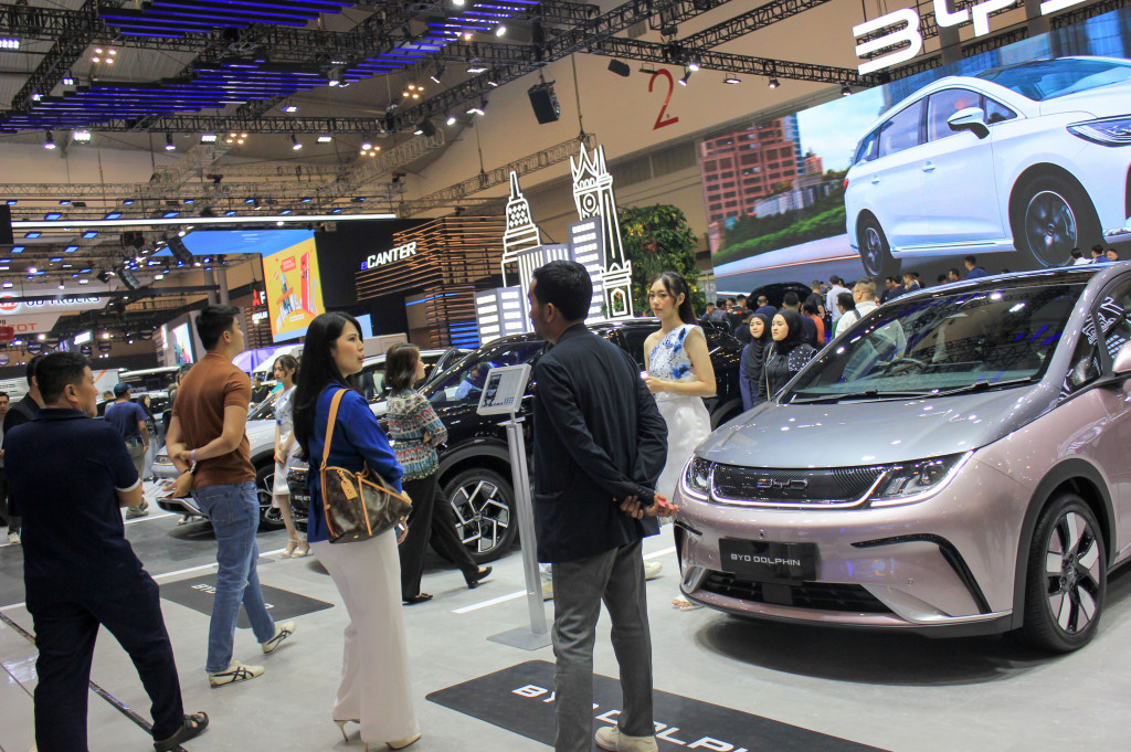 Masyarakat dari berbagai kalangan antusias mengunjungi GIIAS 2024 untuk menyaksikan langsung deretan kendaraan dan inovasi di bidang otomotif yang terpajang di pameran tersebut.