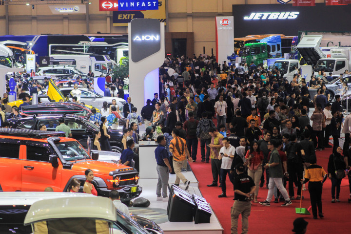 Seorang pengunjung bernama Yudha asal Jakarta Timur mengaku penasaran dengan mobil-mobil keluaran baru dari peserta GIIAS 2024 sehingga sengaja menyempatkan waktu untuk datang pada hari pertama penyelenggaraannya.