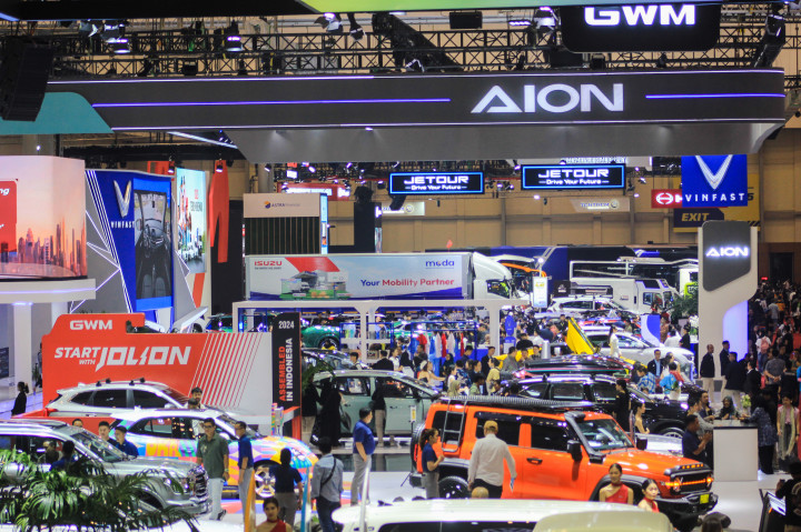 Antusiasme yang sama juga dirasakan oleh Akbar asal Bogor. Akbar mengaku datang lebih cepat karena dirinya ingin berkeliling ke seluruh area pameran dimana terdapat puluhan jenama mobil yang unjuk produk pada tahun ini.