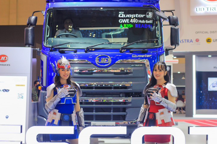 Sejumlah SPG kali ini terlihat menggunakan kostum yang unik, seperti menggunakan atribut robot, juga menggunakan busana bermotif unik.