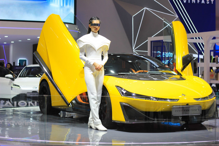 Selain kemewahan dan kecanggihan mobil yang dipamerkan, para SPG tentu juga menjadi daya tarik pagi para pengunjung di gelaran pameran otomotif GIIAS 2024.