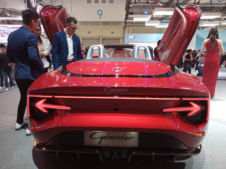 Kendaraan elektrik baru dari MG ini dilengkapi dengan Electric Convertible Roof, Automatic Scissor Doors yang dapat dibuka/tutup dalam 10 detik, dan lampu belakang berbentuk panah.