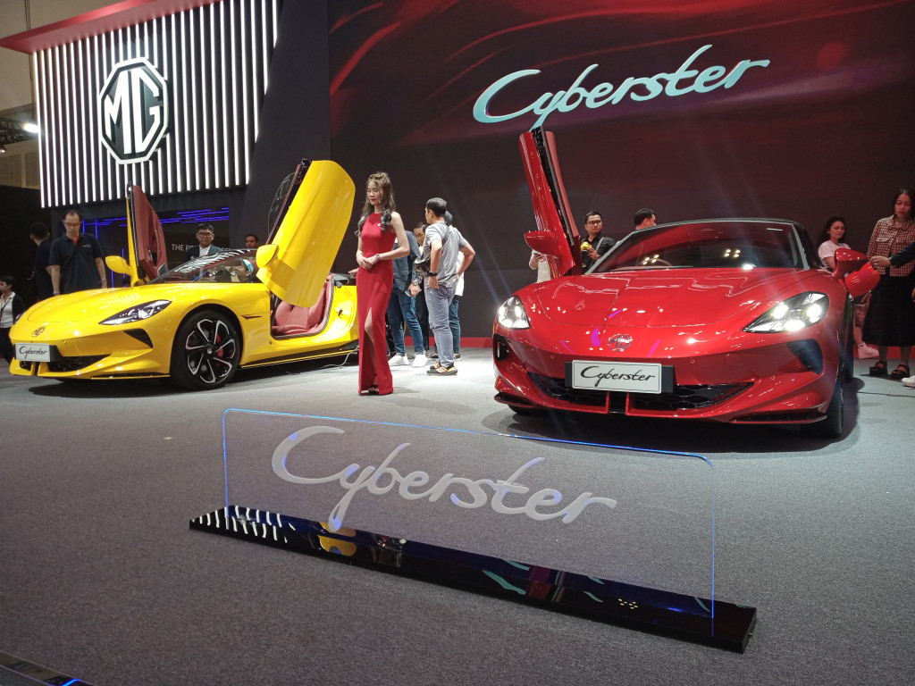 MG Cyberster tersedia dalam warna merah dan kuning. Harga per unitnya Rp1.688.000.000 (on-the-road di Jakarta).