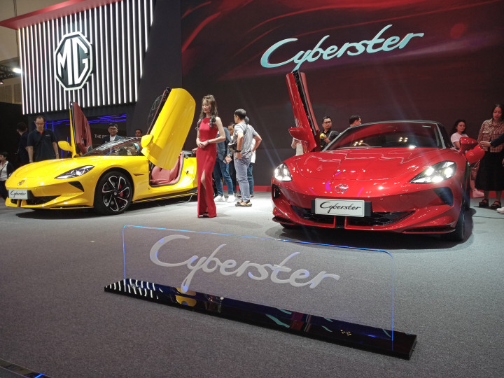 MG Cyberster tersedia dalam warna merah dan kuning. Harga per unitnya Rp1.688.000.000 (on-the-road di Jakarta).