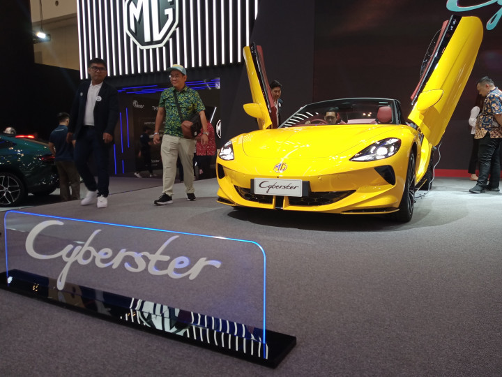Cyberster elektrik, yang disebut memadukan estetika klasik MG dengan inovasi teknologi terkini, dibekali dengan motor listrik yang dapat menghasilkan tenaga hingga 536 hp dan bisa melaju dari kecepatan 0 ke 100 km per jam dalam waktu 3,2 detik.