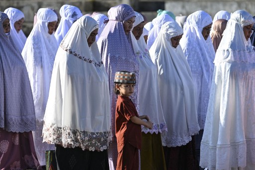 Masyarakat yang hadir di halaman depan Masjid Al Islah Lhoknga Kemukiman Lhoknga tersebut, terlihat khusuk dan larut dalam rangkaian ibadah salat dan doa, serta khutbah salat Istisqa yang disampaikan Pimpinan Daya h Budi Raja Lhoknga Tgk Muhammad Fauzi.