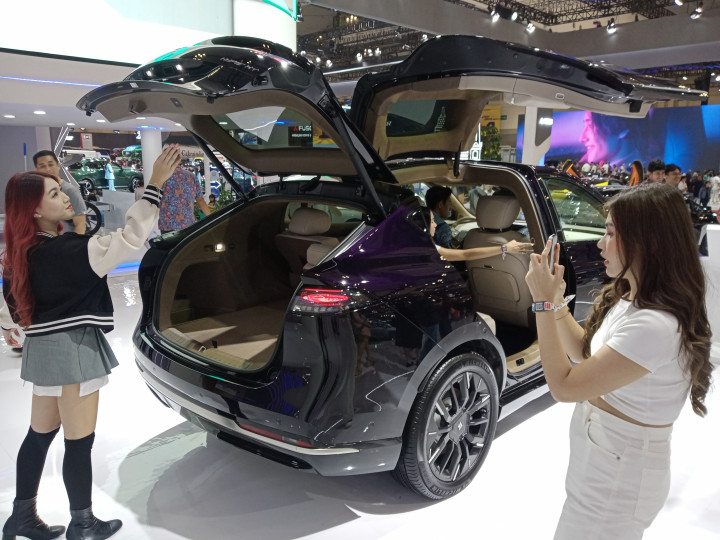 Dengan mengadopsi desain pintu Gullwing, membuat kendaraan ini memiliki kemiripan dengan pabrikan mobil listrik ternama asal Amerika Serikat (AS) yakni Tesla melalui Model X.