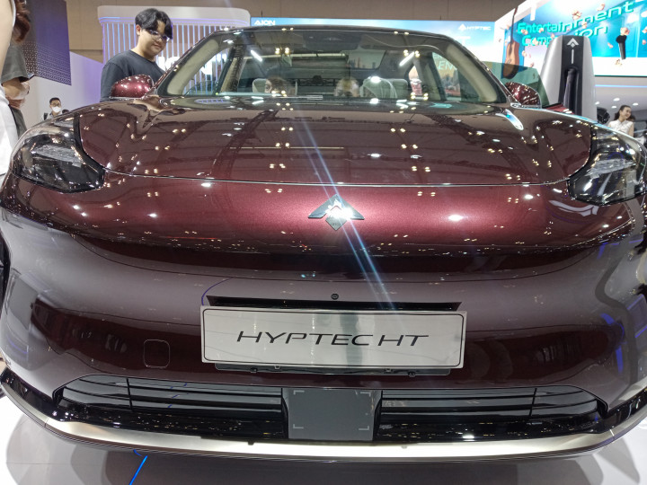 Dalam segi kenyamanan pada saat berkendara, kendaraan elektrik ini sudah dibekali dengan 22 titik speaker Dolby Atmos di kabin guna menunjang kenyamanan para penggunanya.