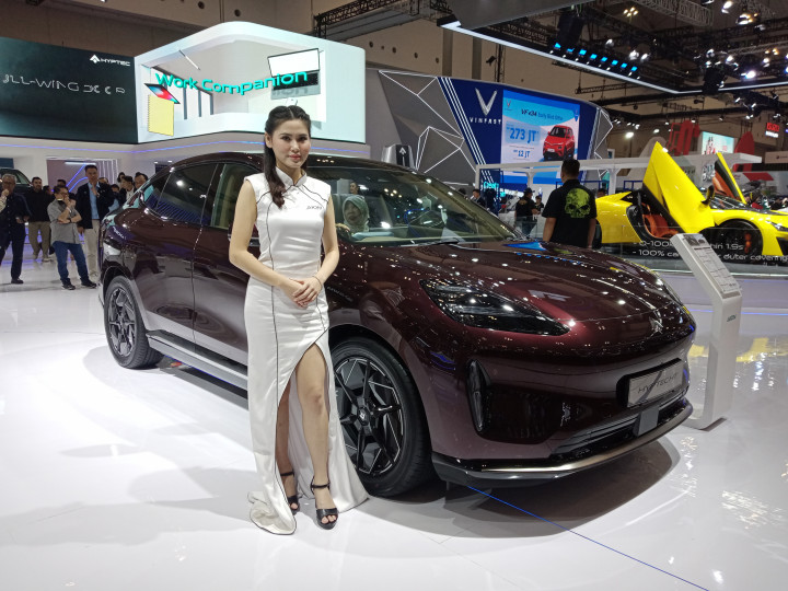 Tidak hanya canggih dalam segi fitur yang ditawarkan, kendaraan ini juga dibekali dengan performa yang dapat mencukupi kebutuhan pengendara di Indonesia. Hyptec HT dibekali dengan motor listrik 250kW setara dengan 335 HP dan torsi 430 Nm.