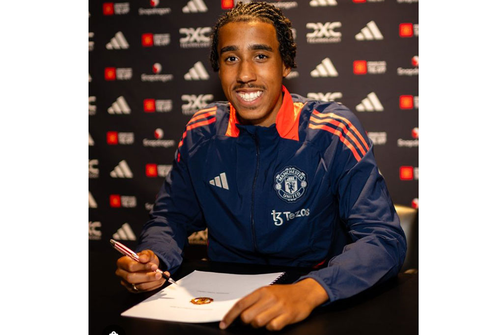 Bek berusia 18 tahun itu menandatangani kontrak lima tahun yang membuatnya bermain di MU hingga 2029, dengan opsi perpanjangan satu tahun.