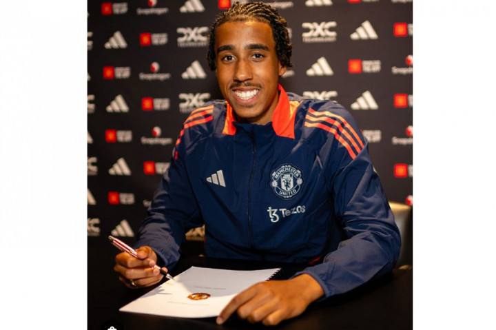 Bek berusia 18 tahun itu menandatangani kontrak lima tahun yang membuatnya bermain di MU hingga 2029, dengan opsi perpanjangan satu tahun.