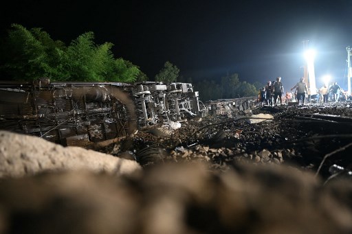 Peristiwa itu terjadi sekitar pukul 14.30. (09.00 GMT) dan laporan awal menyebutkan sekitar lima gerbong tergelincir, kata juru bicara perkeretaapian Pankaj Singh kepada kantor berita ANI.