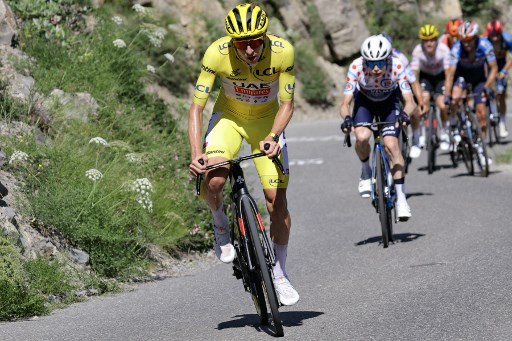 Di sisi lain, Pogacar yang berada di puncak klasemen masih mampu mempertahankan margin 3 menit 11 detik dari pesaing terberat sekaligus juara bertahan Tour de France Jonas Vingegaard (Visma-Lease a Bike).