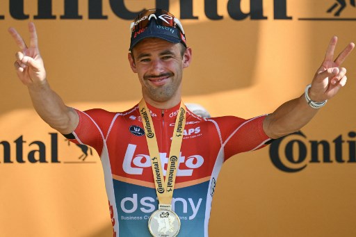 Pembalap sepeda Victor Campenaerts (Lotto Dstny) memenangkan Etape 18 Tour de France pada Jumat, 19 Juli 2024 WIB, sementara Tadej Pogacar (UAE Team Emirates) masih kokoh memimpin klasemen sementara.
