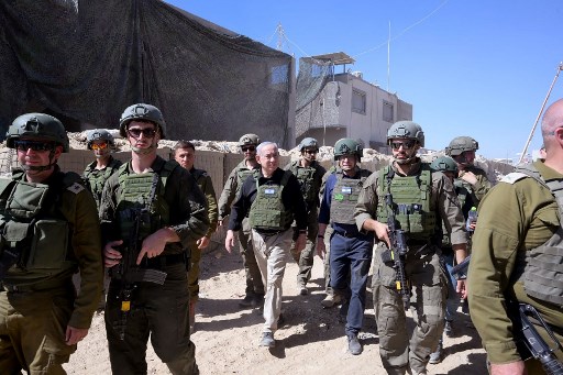 Perdana Menteri Israel Benjamin Netanyahu melakukan kunjungan mendadak ke pasukan yang ada di Gaza selatan pada hari Kamis, 18 Juli 2024, hanya beberapa hari sebelum ia dijadwalkan memberikan pidato di Kongres AS.