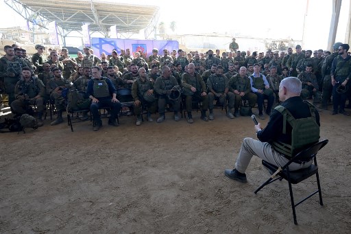 Kunjungan Netanyahu ke Rafah diumumkan beberapa jam setelah menteri keamanan nasional sayap kanan Israel, Itamar Ben-Gvir, mengunjungi situs suci paling sensitif di Yerusalem. Tindakan Ben Gvir juga dapat mengganggu pembicaraan mengenai gencatan senjata dalam perang Israel-Hamas yang telah berlangsung selama 9 bulan.