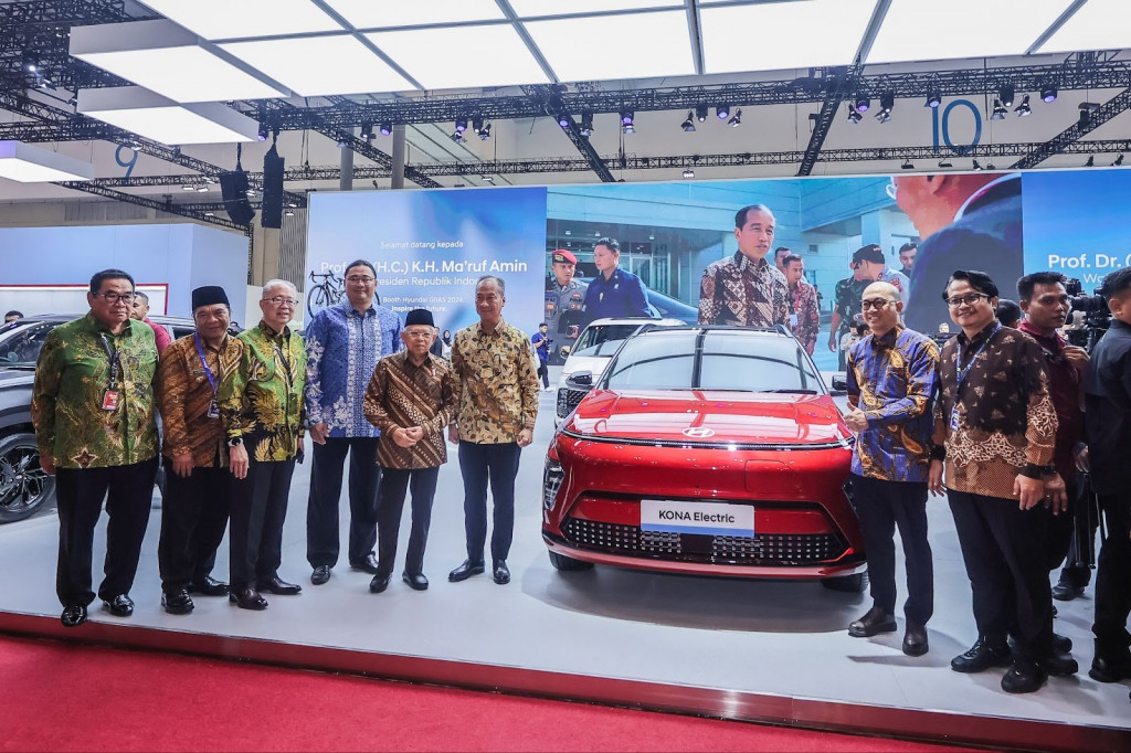 Wakil Presiden Ma'ruf Amin dan Menteri Perindustrian Agus Gumiwang Kartasasmita turut mengunjungi booth Hyundai yang berlokasi di Hall 10, Indonesia Convention Centre, BSD, Tangerang, Banten, Kamis, 19 Juli 2024.