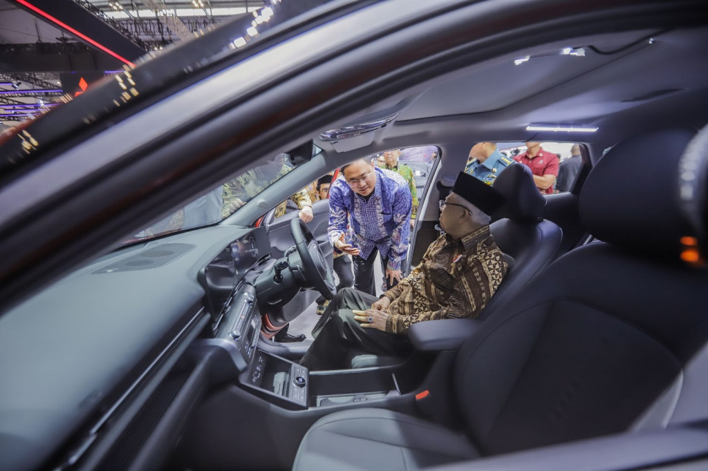 Saat berada di dalam All New Kona Electric, Ma’ruf Amin, yang akrab disapa Abah, tertawa senang ketika dijelaskan bahwa di bagian depan kendaraan sudah tidak ada lagi mesin bensin dan beralih fungsi menjadi tempat penyimpanan barang yang luas. 