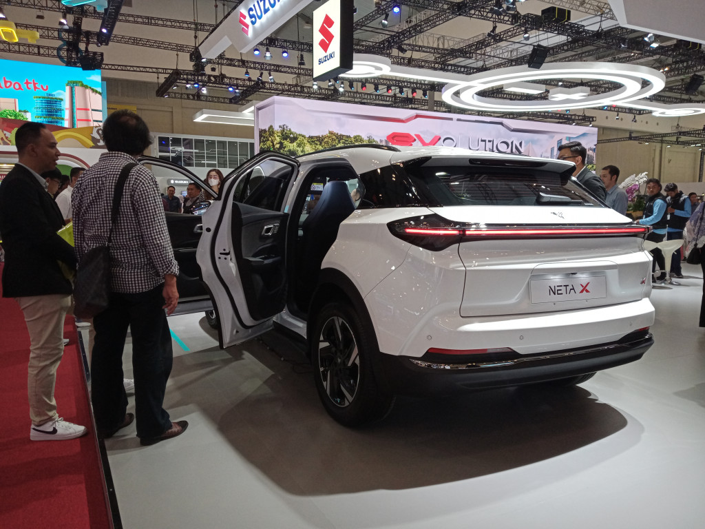 Neta X yang masuk ke dalam segmen kendaraan Sport Utility Vehicle (SUV) itu, hadir dengan dimensi yang cukup besar, yaitu 4.619 mm x 1.860 mm x 1.628 mm dengan kapasitas 5 penumpang serta desain ruang dalam yang cukup bersaing dengan kendaraan lainnya.