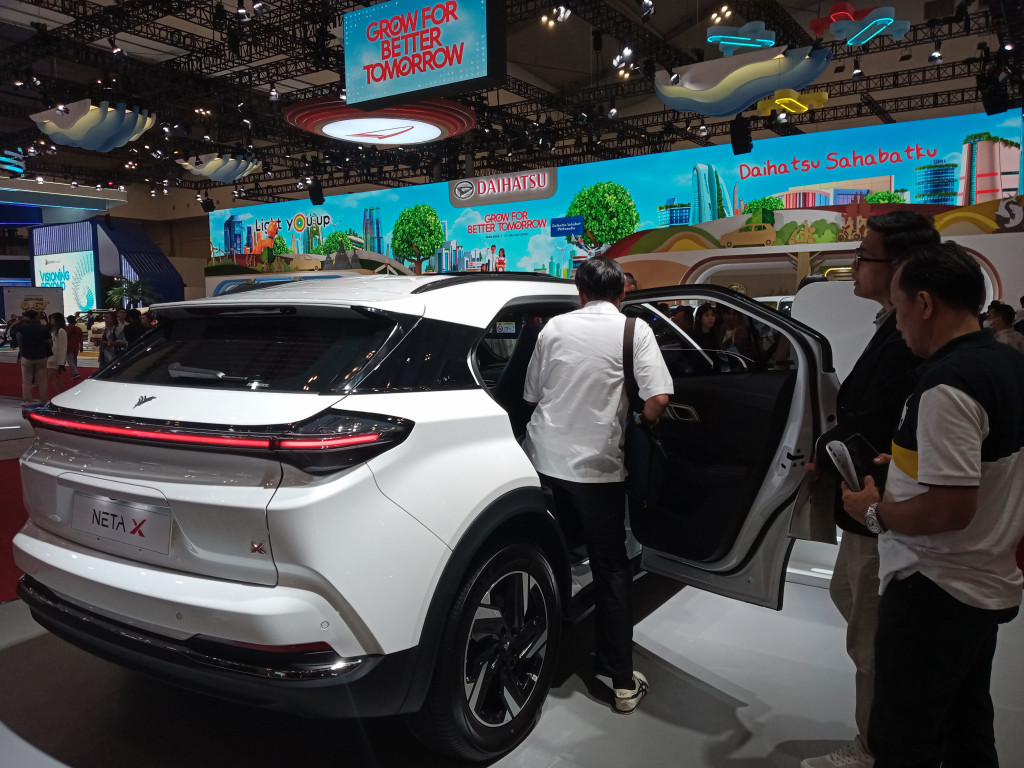 Guna menunjang konsep yang dihadirkan untuk kendaraan ini, Neta X dibekali dengan beragam fitur pintar dan canggih seperti smart driving ADAS, NETA X juga dilengkapi dengan DC Charge untuk efisiensi pengisian daya, serta Vehicle to Load (V2L) yang bisa digunakan untuk aktivitas di luar.