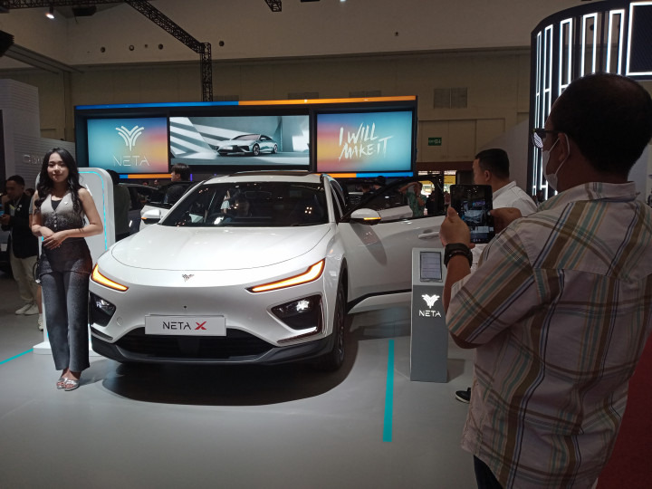 Untuk urusan dapur pacunya, kendaraan listrik terbaru dari Neta ini dibekali dengan Power 120 kW dengan torsi 210 Nm dan kapasitas baterai sebesar 63.56 kWh yang mampu menempuh jarak hingga 480 km dalam sekali pengisian daya.