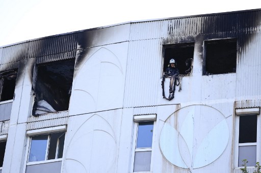 Api melalap lantai atas sebuah blok apartemen di kawasan Moulins di Nice, dekat bandara kota. Kebakaran terjadi di lantai dua dan menyebar dengan cepat ke lantai atas.